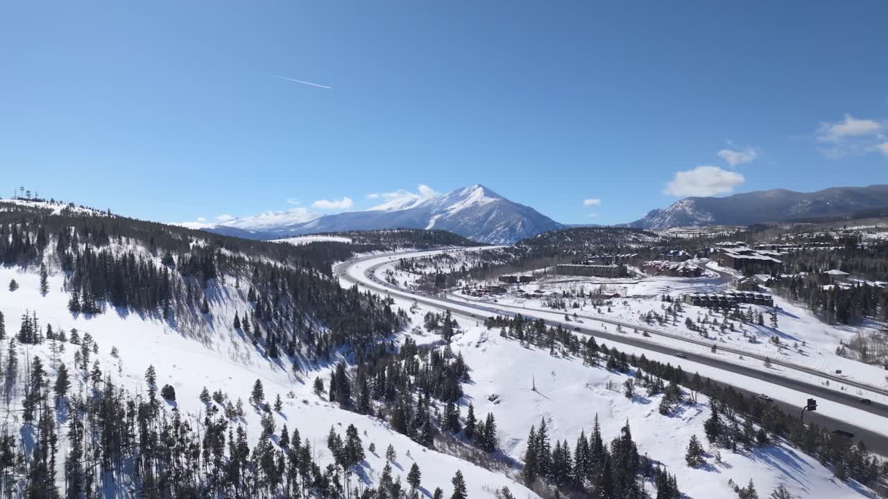 carretera en colorado durante el invierno nevado