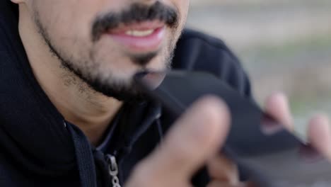 hombre alegre grabando un mensaje de voz