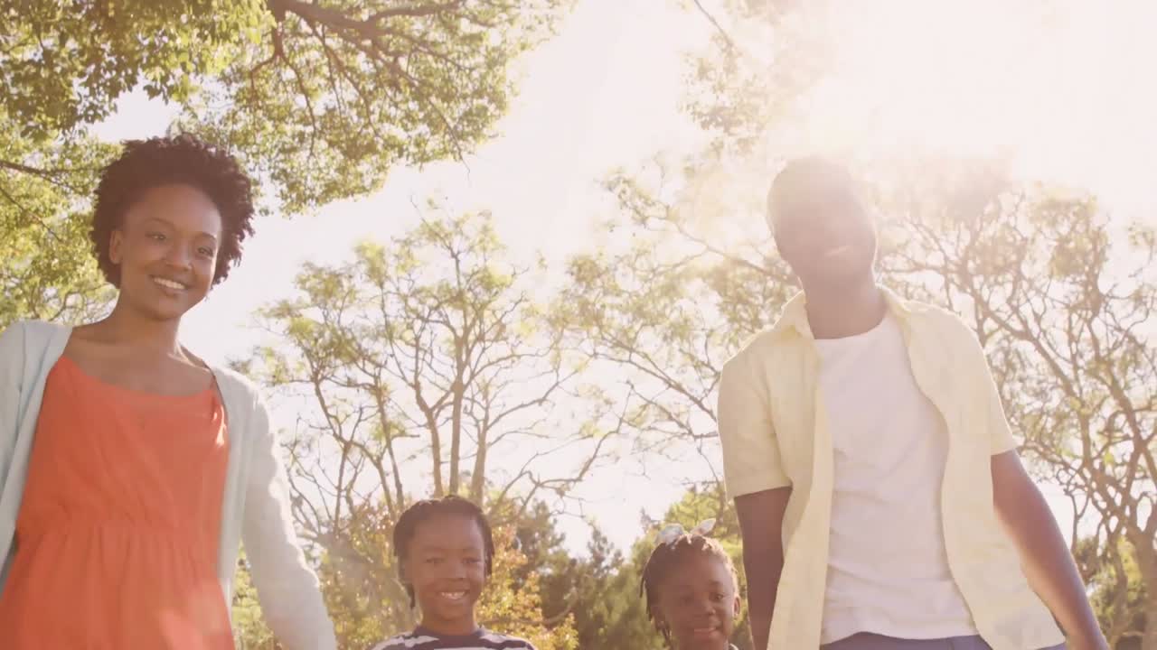 공원에서 손을 잡고  ⁇ 는 아프리카계 미국인 가족을 상대로 진행 바를 로딩
