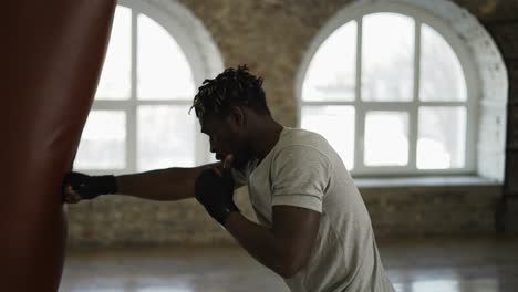 Boxer-Schlägt-Aggressiv-Auf-Die-Schwere-Tasche,-Schreien