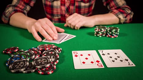 Pokerspieler,-Der-Eine-Wette-Platziert
