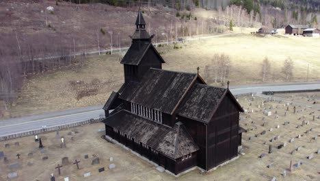 Vista-Aérea-Alrededor-De-Una-Réplica-De-Stavbechurch,-Día-De-Primavera-En-Uvdal,-Noruega---órbita,-Disparo-De-Drones