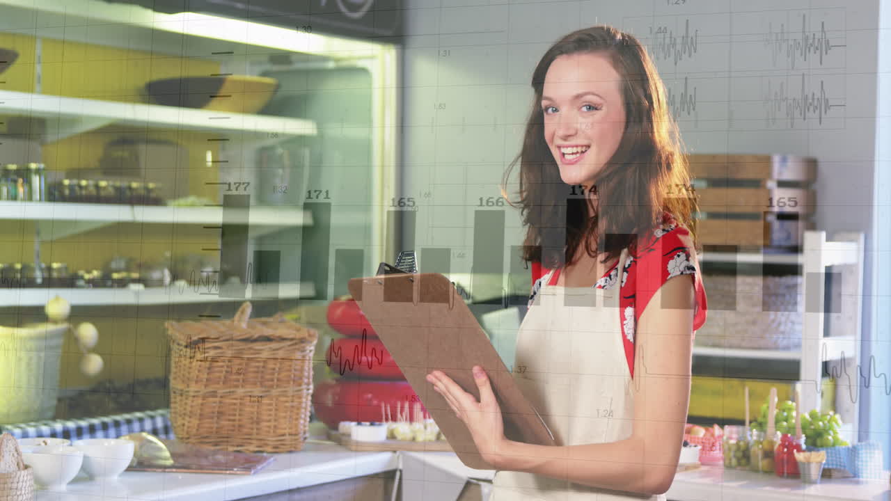 animación de procesamiento de datos financieros sobre asistente de tienda caucásica en una tienda de comestibles