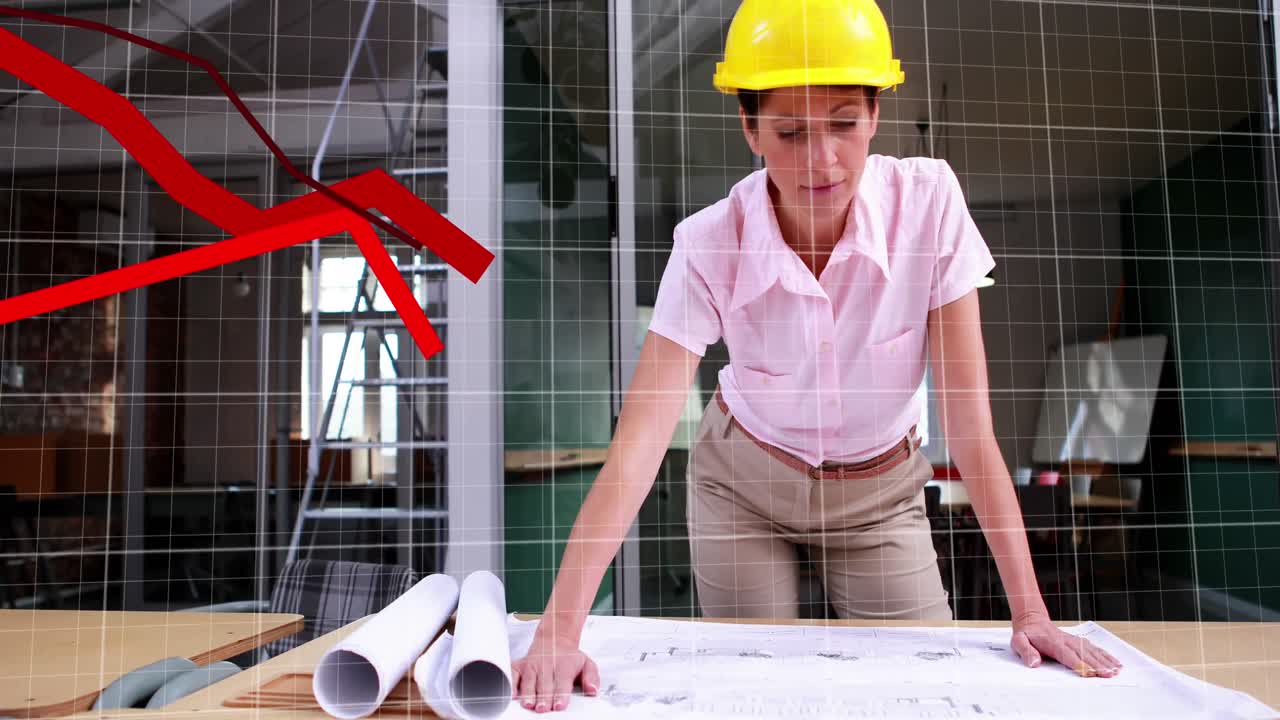 gráficos de datos que se mueven contra la arquitecta que mira los planos en la mesa