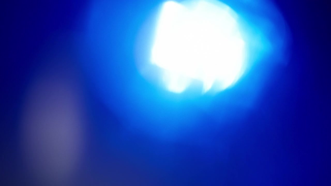 Paquete de superposiciones de fugas de luz azul y refracciones de prisma de arcoíris en cámara lenta