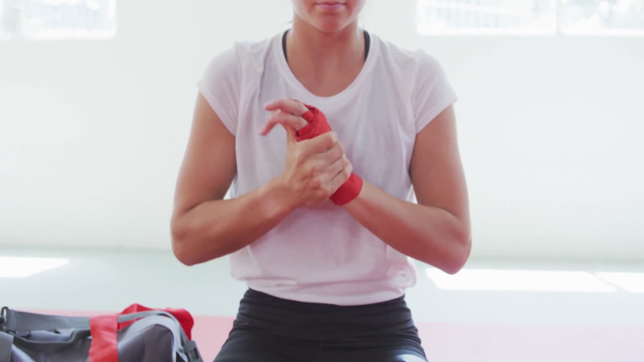 백인 여성 이 손목 에  ⁇  을  ⁇ 고 있다