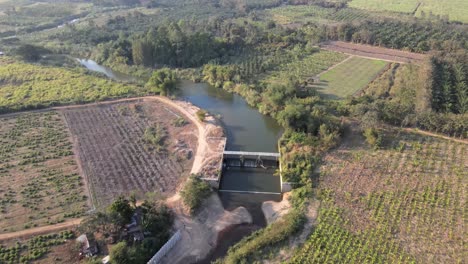 Luftaufnahmen-Entlang-Eines-Flusses-Entlang-Des-Landwirtschaftlichen-Ackerlandes-In-Thailand