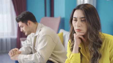 una joven pareja triste no se habla después de discutir en casa. relación problemática e inquieto.