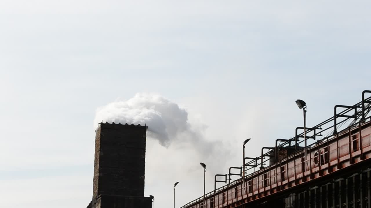 Impianto industriale con fumo