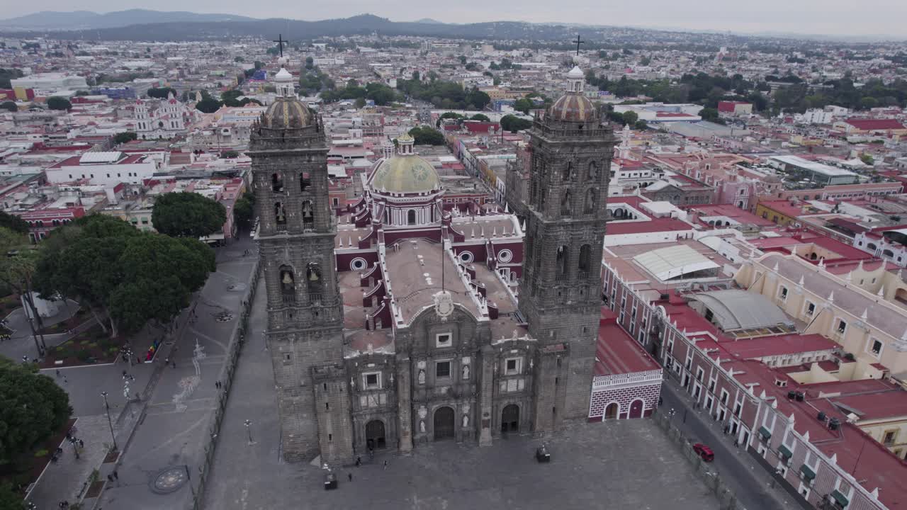 Ripresa aerea della cattedrale di Puebla di giorno