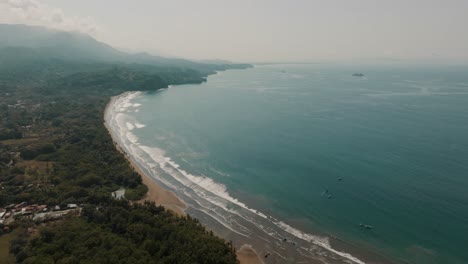 vista aérea de punta uvita y la playa en el oeste de costa rica, américa central