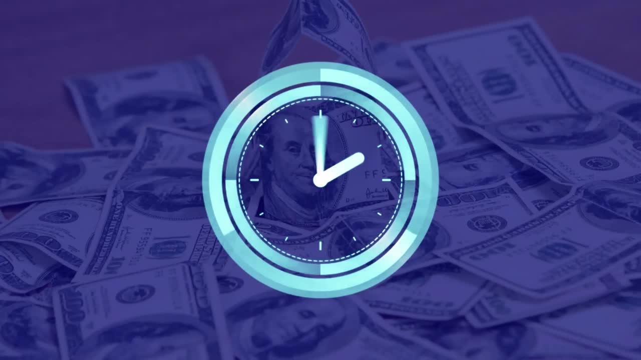Animación digital de un reloj brillante marcando la hora sobre billetes de dólares americanos en una superficie de madera.