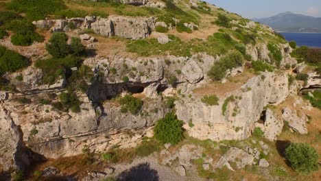 Antena:-Un-Monasterio-Y-Cuevas-En-Las-Montañas-De-Samos,-Grecia