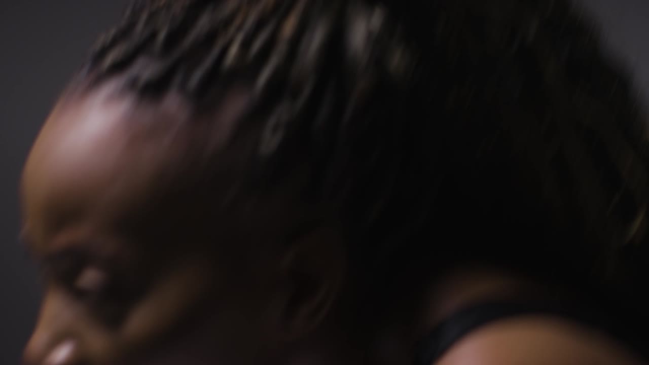 체육관 피트니스 옷을 입은 여성이 운동 후 회복하는 스튜디오  ⁇  3