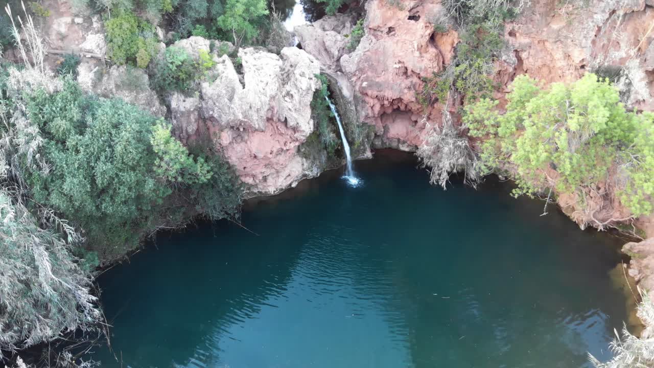 cascada de pego do inferno y lago turquesa en tavira, algarve, portugal - antena de punto de interés orbital