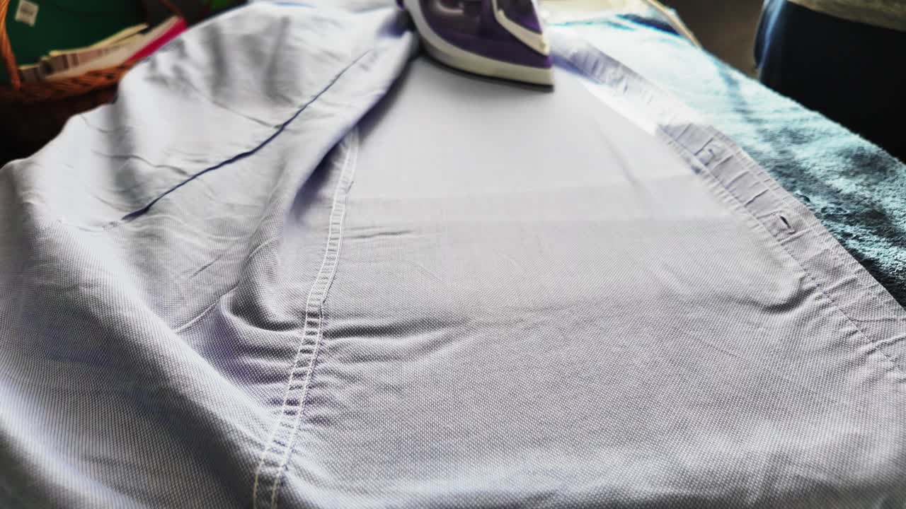 primer plano de una plancha usando ropa de plancha de vapor y cosas video en cámara lenta