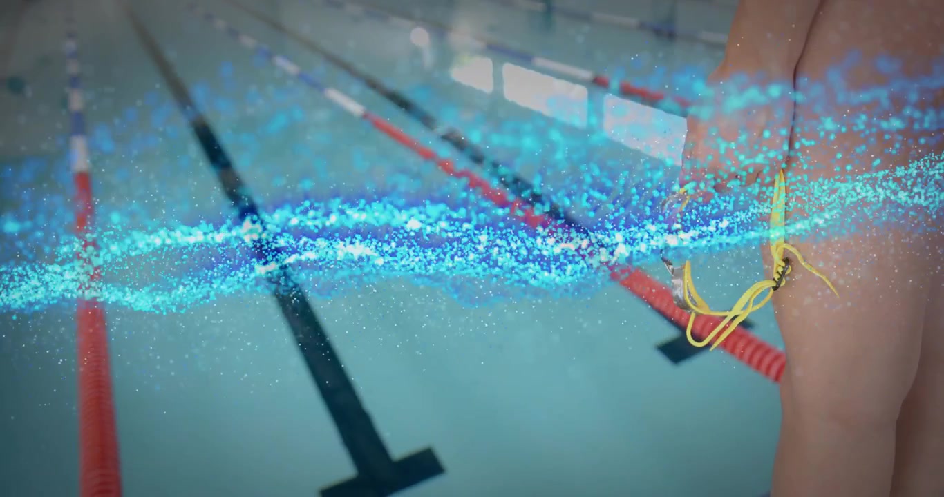 Frau hält gelbe Schwimmbrille am Pool, während sich eine Technologie-Partikelwelle über die Schwimmbahnen ausbreitet.