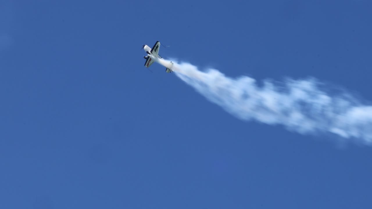 비행기는 연기가 흐르는 복잡한 기동을 수행합니다.