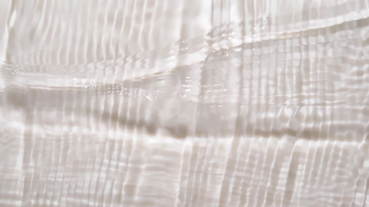 las olas de agua salpican en cámara lenta. clip de video de imágenes de stock.