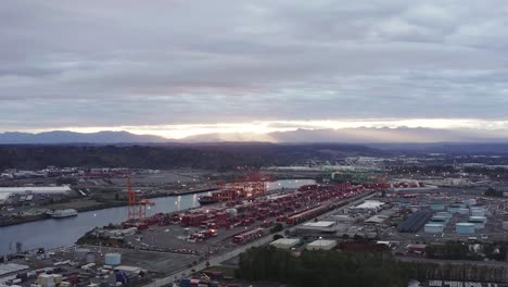 vista panorámica del puerto marítimo en tacoma, washington durante el amanecer - toma aérea de drones