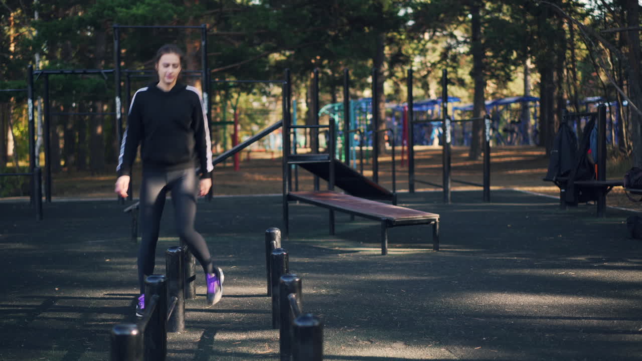 mujer haciendo ejercicio en un gimnasio al aire libre