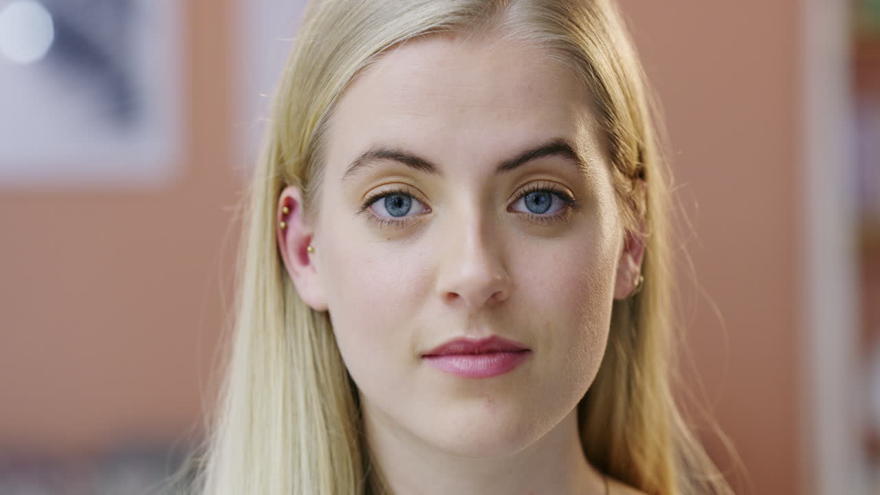 집 에서 하루 를 보내고 있는 젊은 여자