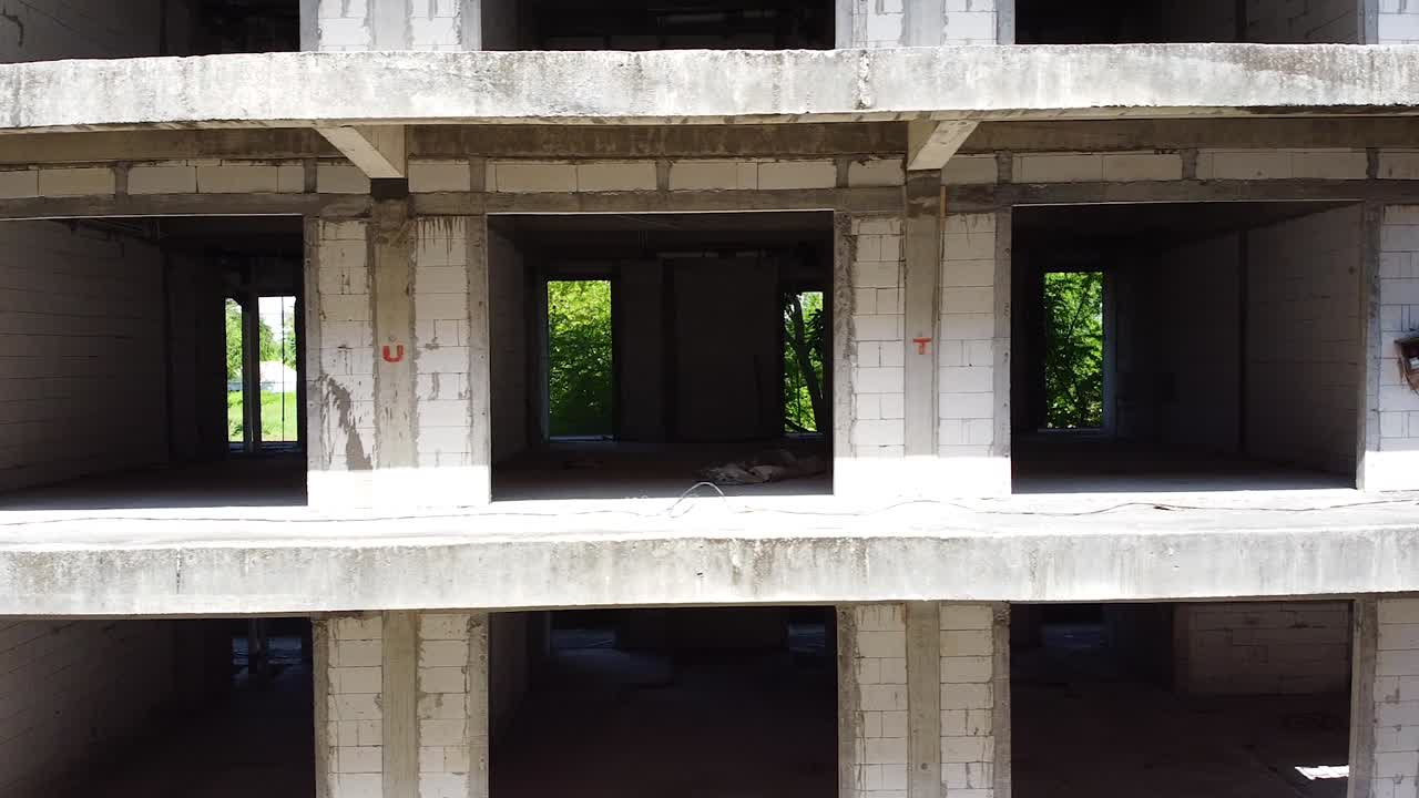 버려진 호텔 리조트, 발리에서 빈 방을 옆으로 추적하는 공중 촬영