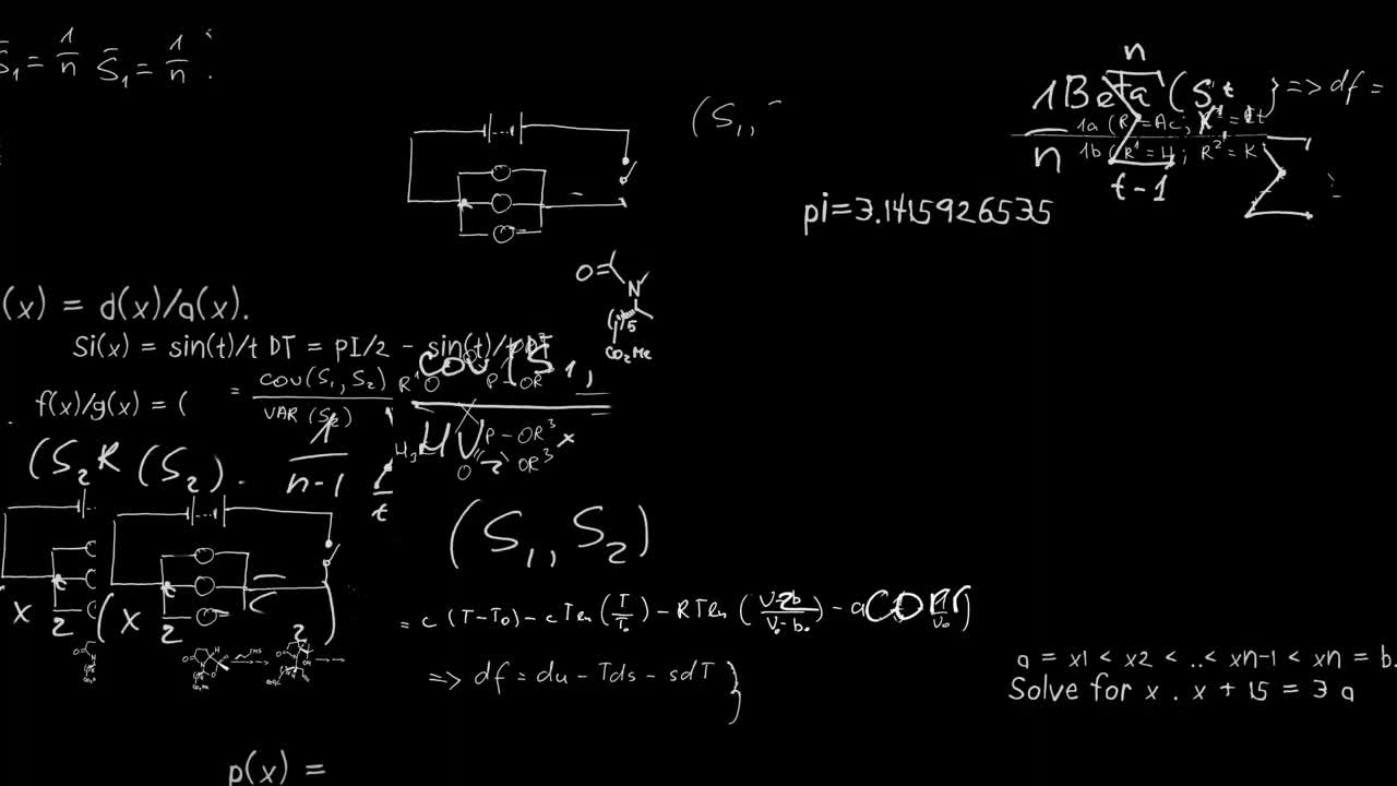 Equazioni matematiche scritte con il gesso sulla lavagna