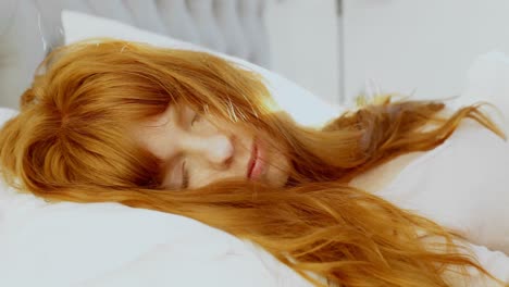 mujer hermosa durmiendo pacíficamente en la cama 4k