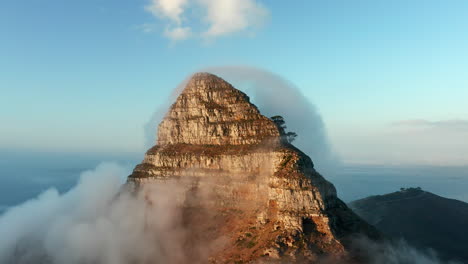 Lebhafte-Wolken-Verschlingen-Den-Lion&#39;s-Head-Mountain-In-Kapstadt,-Südafrika