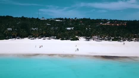 Fantastischer-Luftflug-Nach-Vorne-Drohnenschuss-Traum-Weißer-Sandstrand-über-Kristallklarem-Türkisfarbenem-Wasser