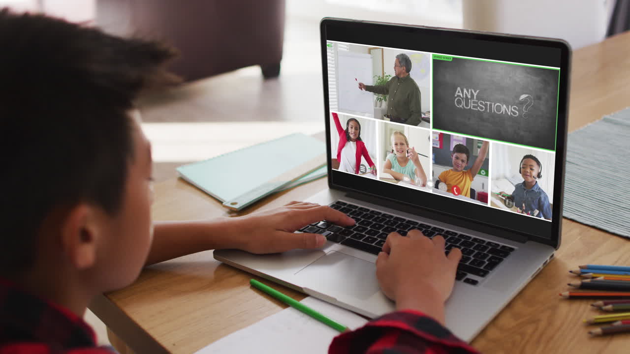 escolar que usa una computadora portátil para una lección en línea en casa, con un maestro y una clase diversos en la pantalla
