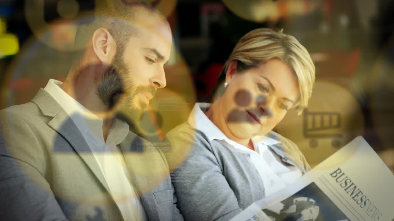 Animazione di rete di connessioni con icone di persone su professionisti caucasici che parlano