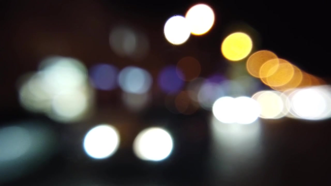 Traffico di auto sulle strade della città di notte. Sfocato