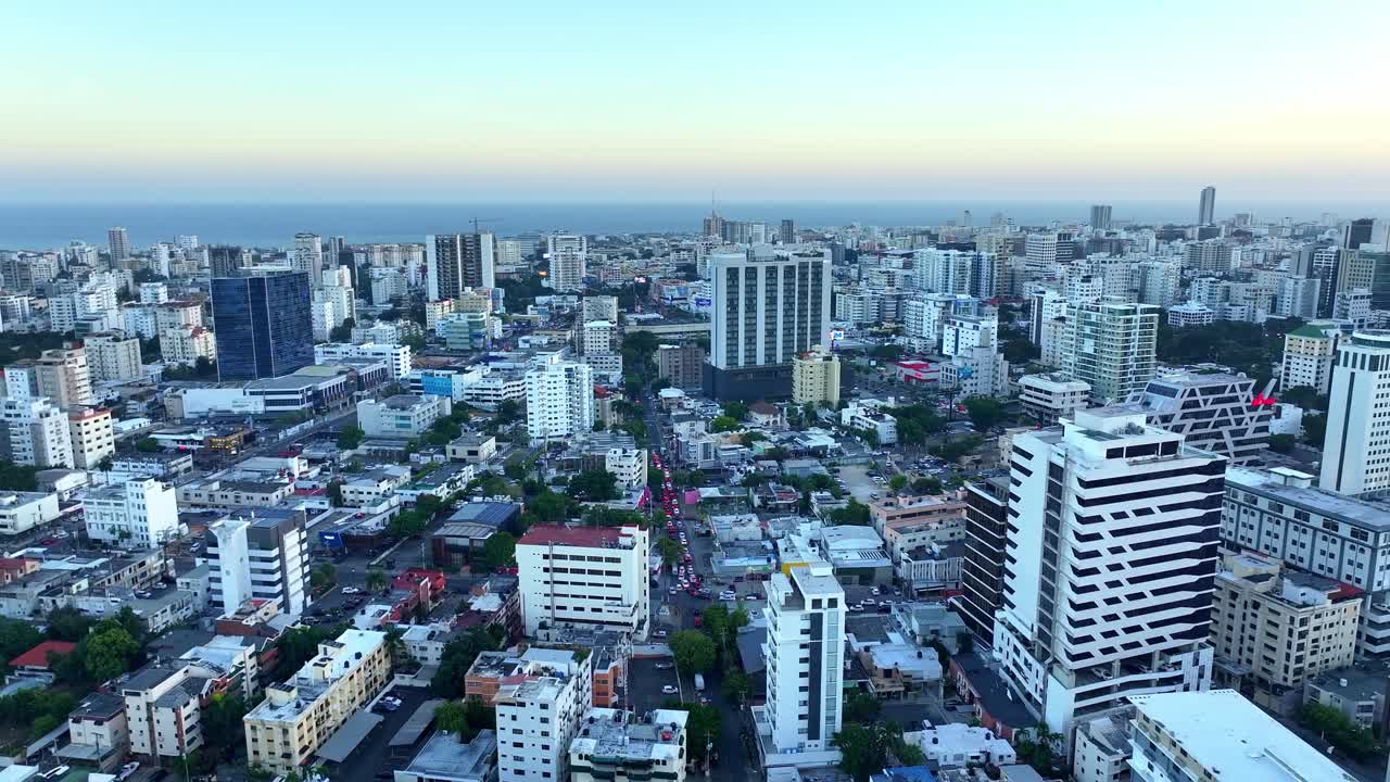 Città caraibica urbana Santo Domingo, vista aerea frontale all'ora blu, grattacieli