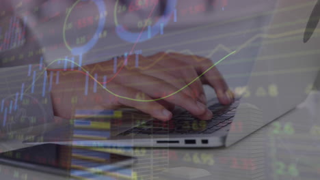 animación de procesamiento de datos estadísticos contra la sección media de un hombre usando una computadora portátil en la oficina