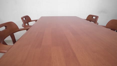 close up de mesa de madera y sillas establecidas en una casa, tiro de deslizador