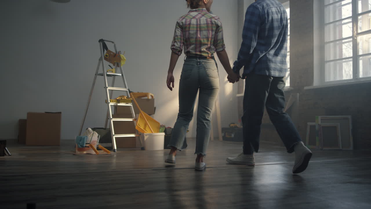 planificación familiar alegre, reparación del hogar en el interior, pareja feliz llegando al apartamento.