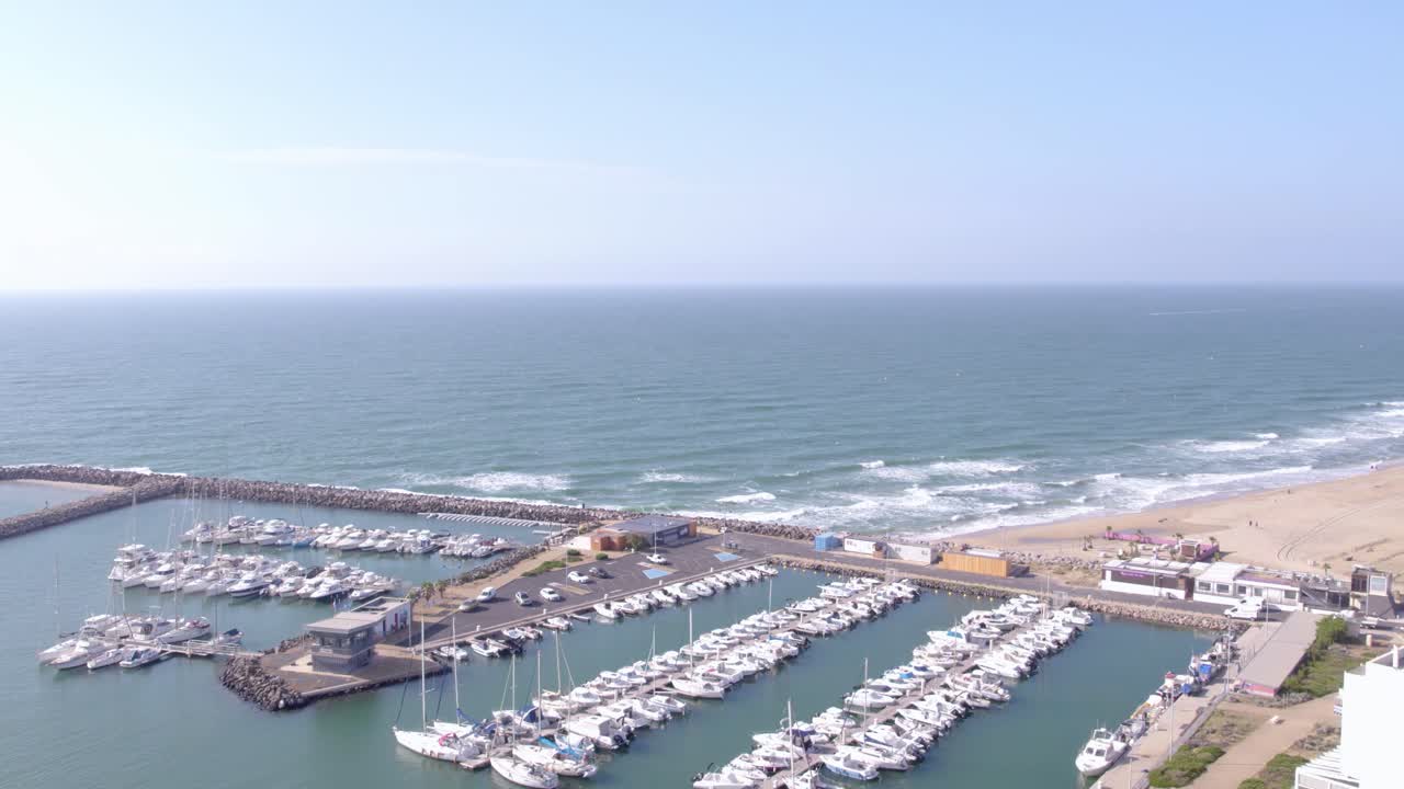 배 들 이 낮 에 항구 에 도착 할 때 바다 는 침착 하다