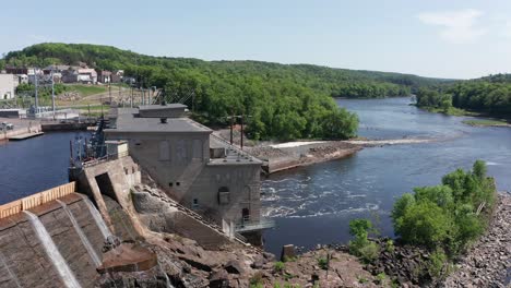 immagine aerea ravvicinata della centrale idroelettrica di saint croix falls, wisconsin