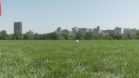 Niño-Pateando-Una-Pelota-De-Fútbol-En-El-Campo-En-Un-Día-Soleado