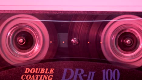 audio cassette in de speler. close-up