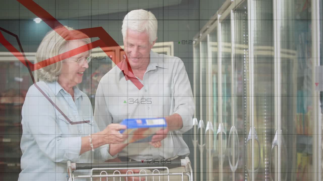 Пожилые покупатели, тянущиеся к морозильной камере в продуктовом магазине, сканируют этикетку коробки с хлопьями перед тем, как положить товар в тележку.