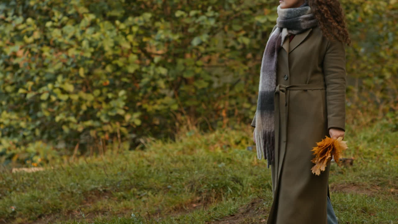 가 공원에서 산책하는 여자