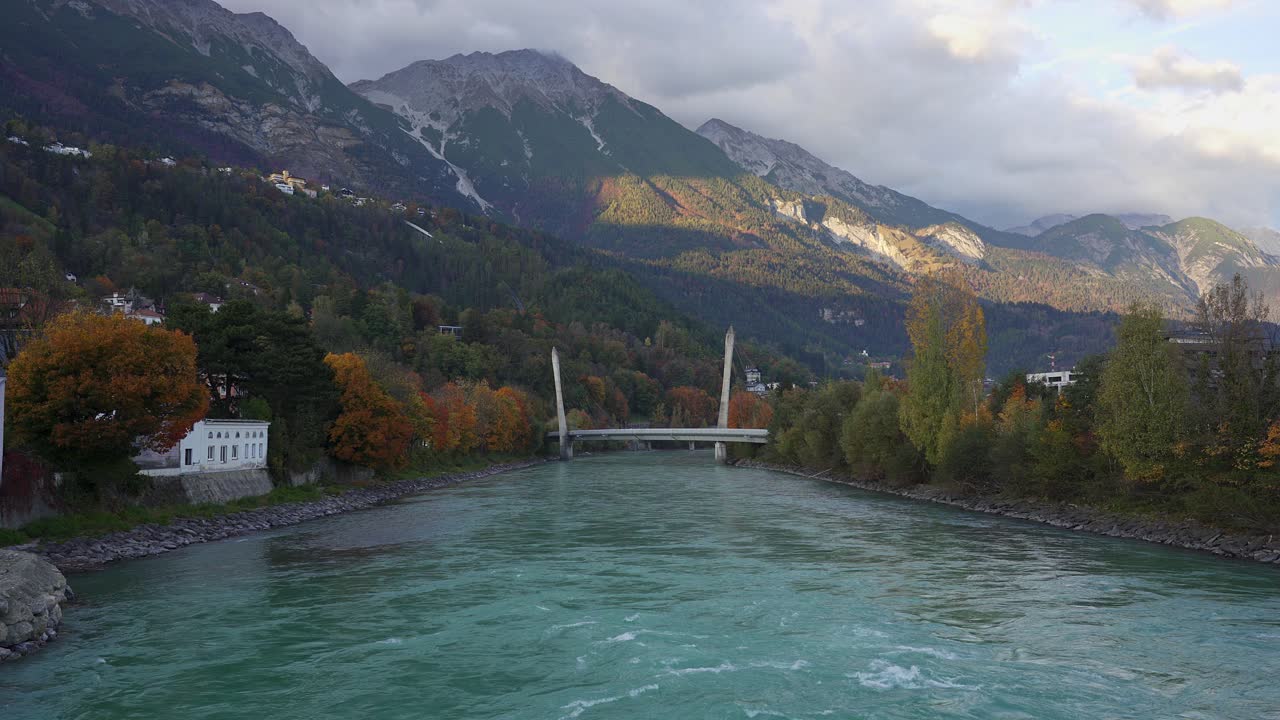 moderno puente funicular que cruza el río inn en la histórica ciudad de innsbruck