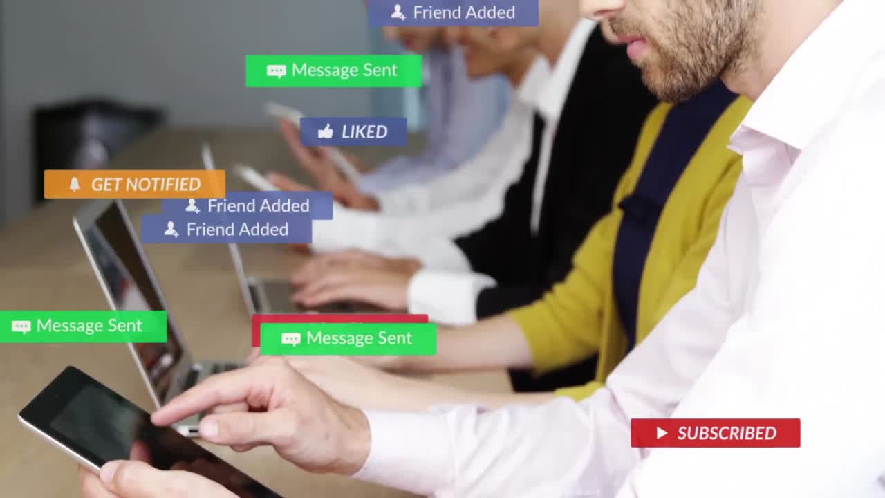 animación de barras de notificación sobre diversos compañeros de trabajo utilizando portátiles, tabletas digitales y teléfonos móviles