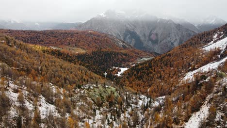 imágenes aéreas de un valle con sede en morgex italia con un hermoso paisaje nebuloso