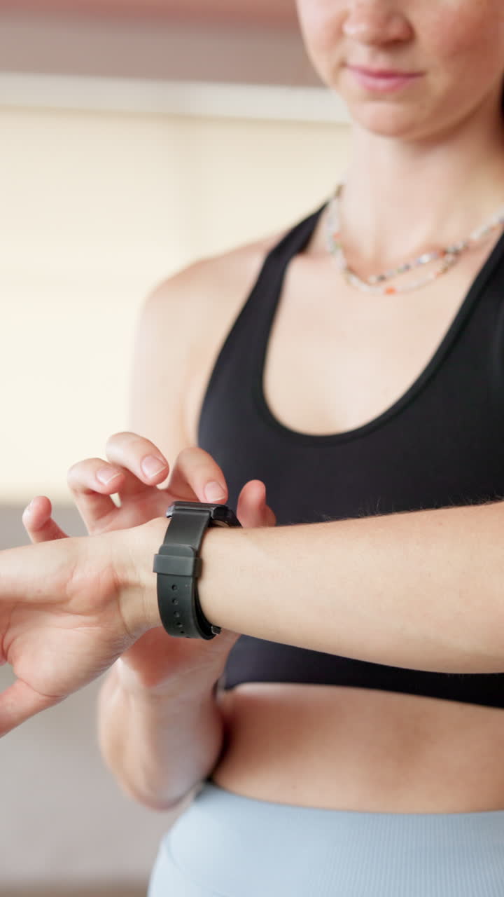 Giovane donna con smartwatch al polso