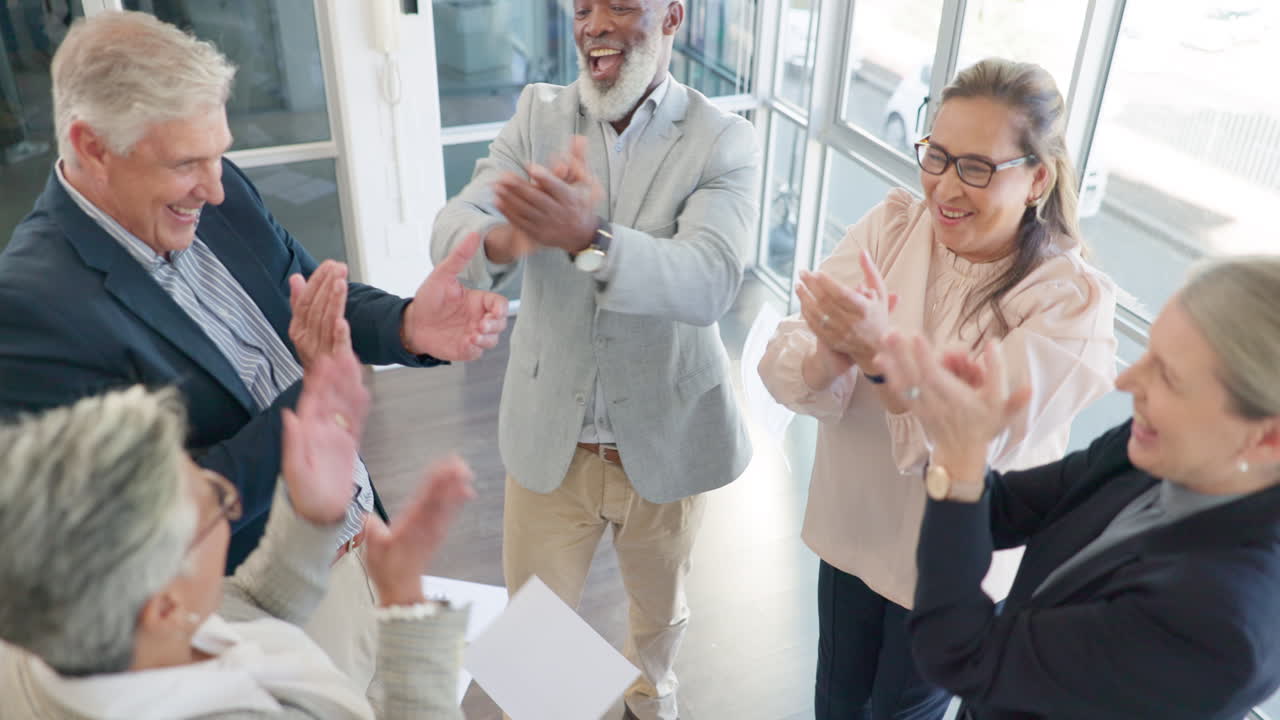 grupo, gente de negocios y documentos en el aire
