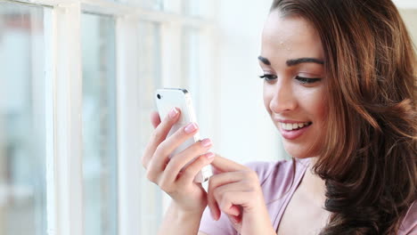 mujer joven enviando un mensaje de texto bonito
